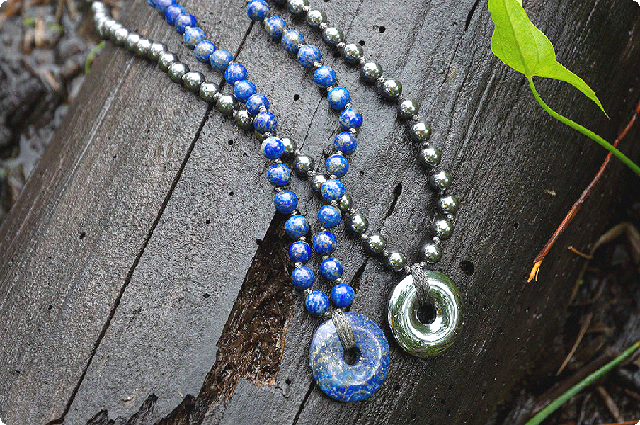 Quoi. Quand. Porter : Choisir, associer et superposer les colliers de la collection " Élevez votre énergie ".